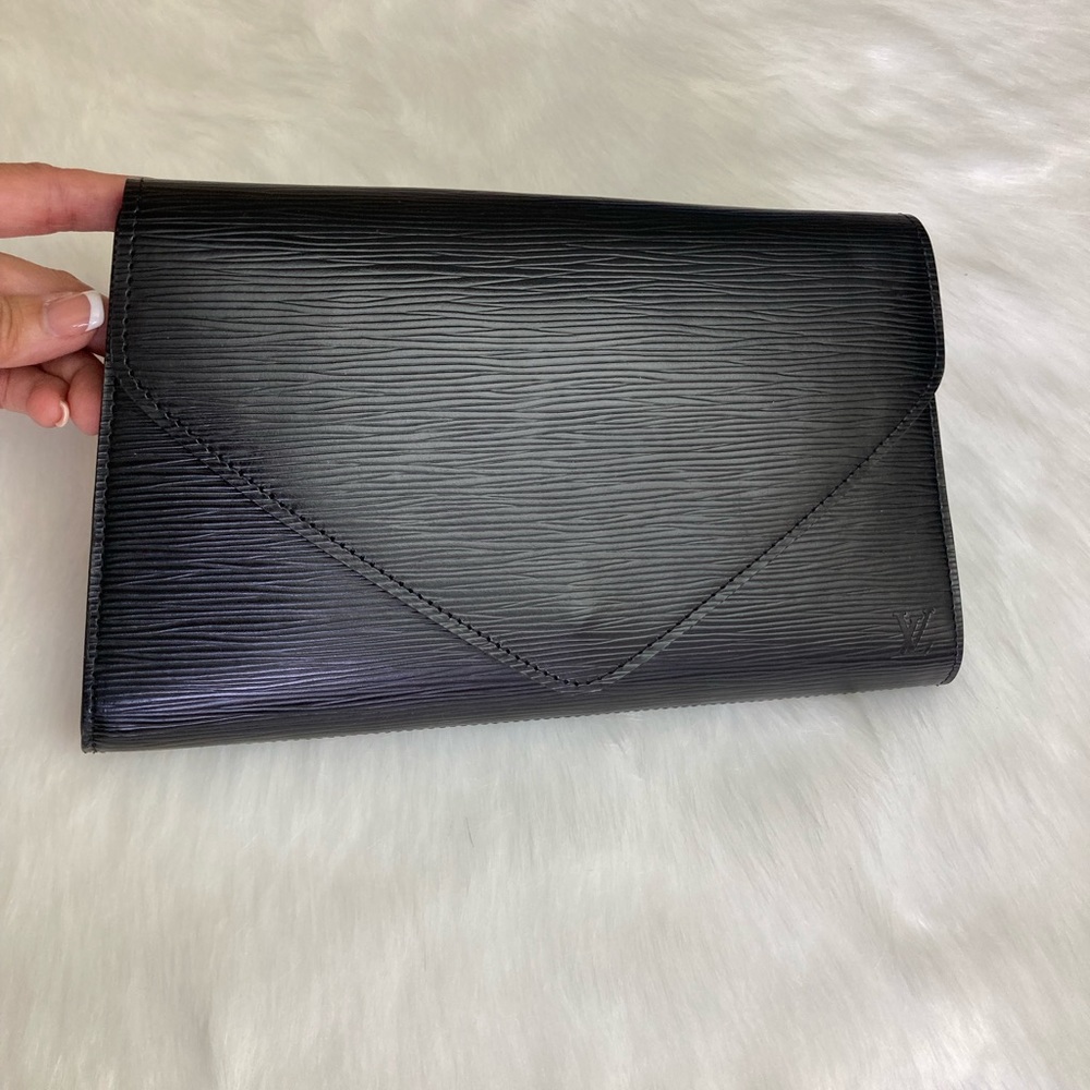 Auth Louis Vuitton Epi Clutch